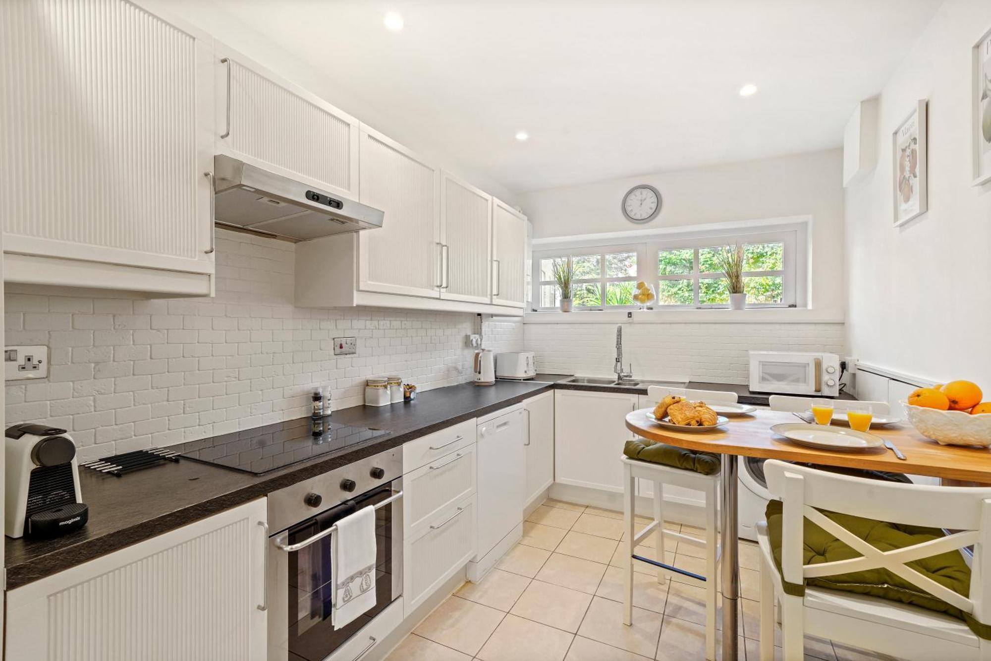 Clapham Common Mews: Refurbished 3-Bedroom with Parking London Exterior photo