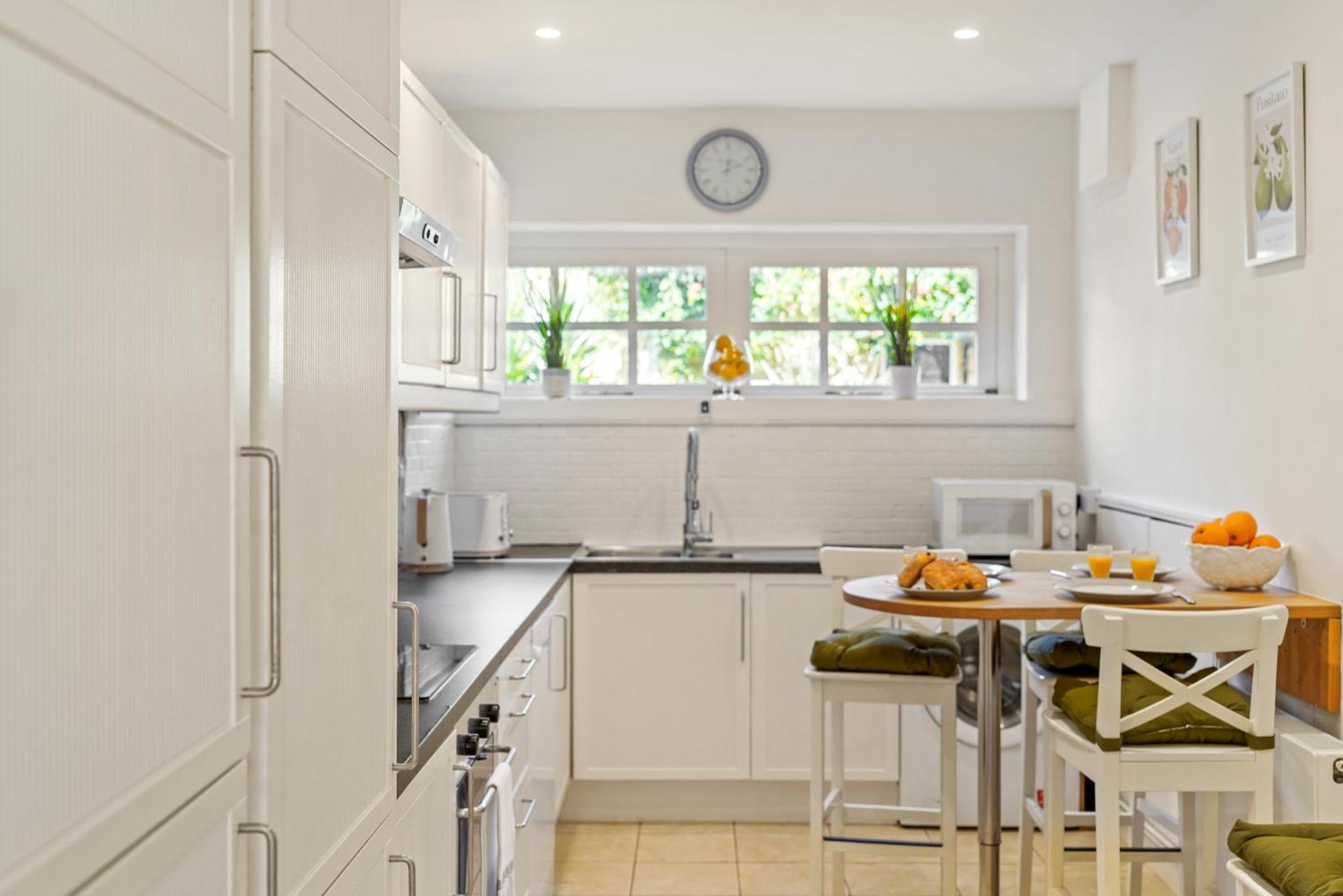 Clapham Common Mews: Refurbished 3-Bedroom with Parking London Exterior photo
