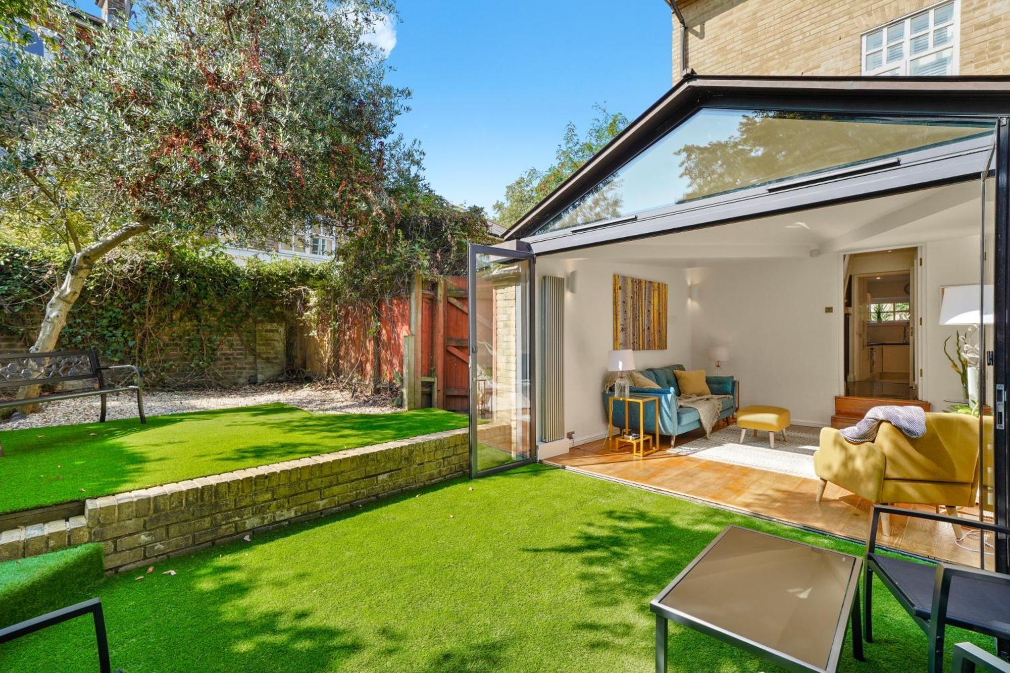 Clapham Common Mews: Refurbished 3-Bedroom with Parking London Exterior photo