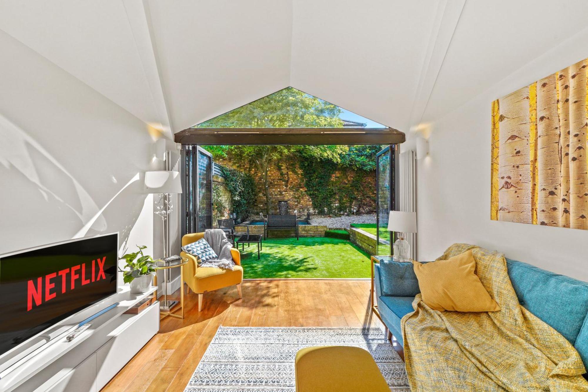 Clapham Common Mews: Refurbished 3-Bedroom with Parking London Exterior photo