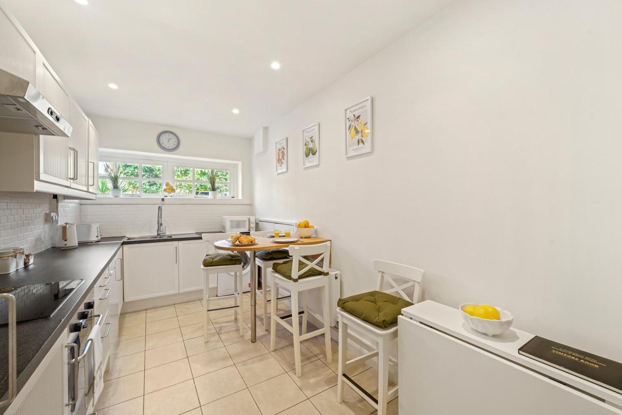 Clapham Common Mews: Refurbished 3-Bedroom with Parking London Exterior photo